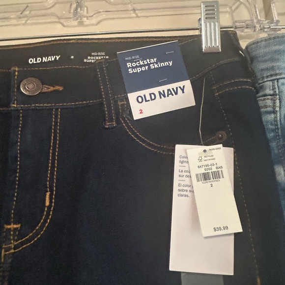 2 pairs of Women’s mid rise rockstar super skinny jeans size 2 never worn. - Picture 3 of 4